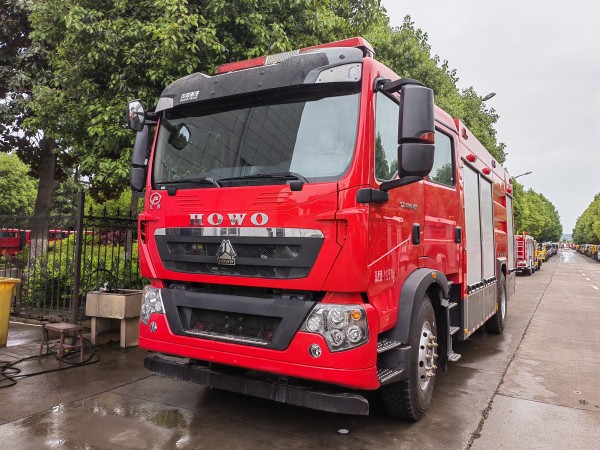 重汽 7 噸干粉水消防車(chē)